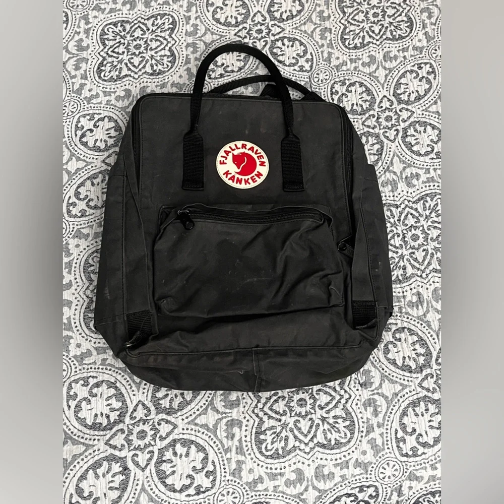 Fjall Raven KÅNKEN Charcoal EVERYDAY OUTDOOR Backpack - Picture 2 of 14